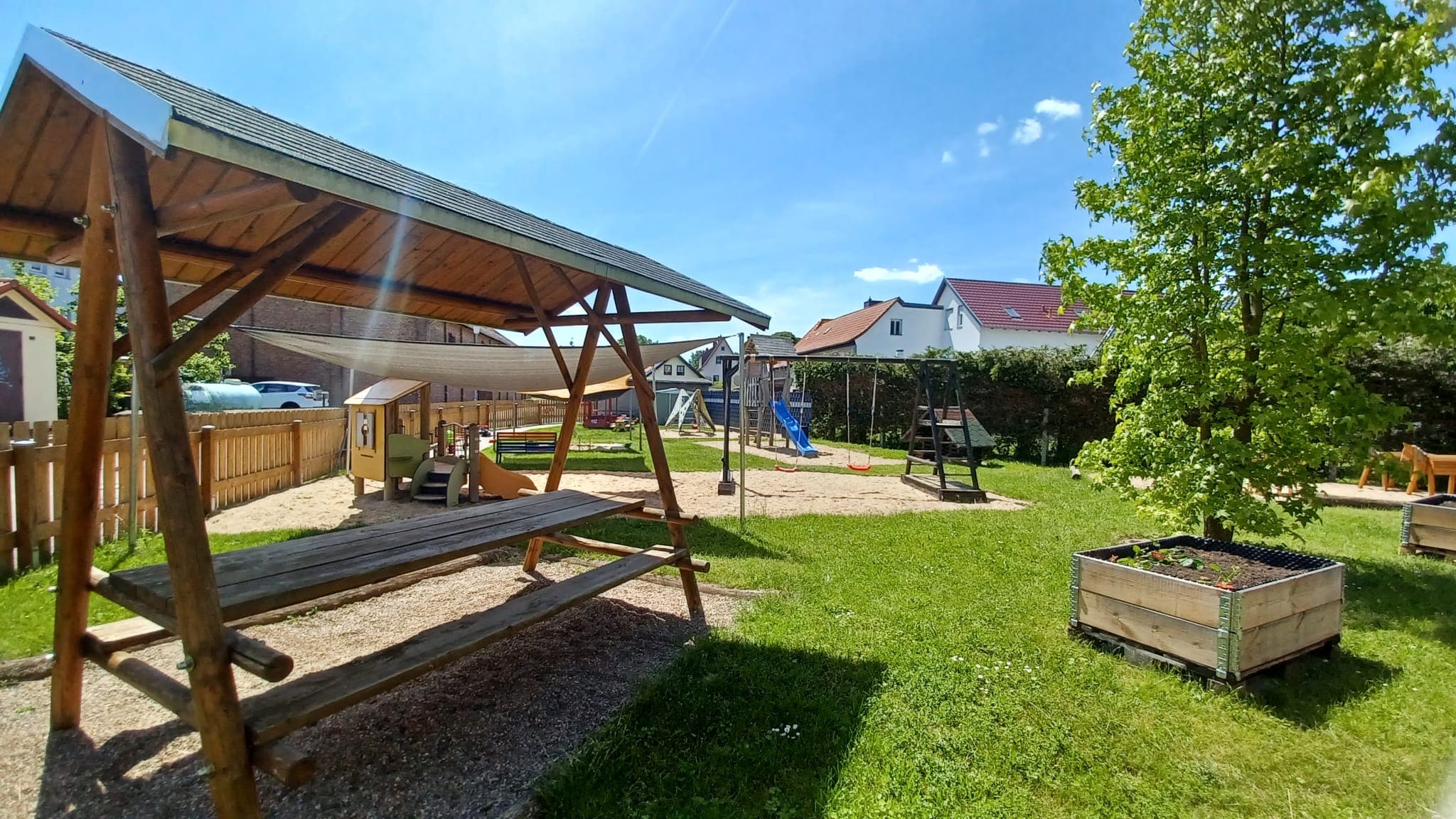Unser Garten mit Pavillon, Sandkasten und Schaukeln