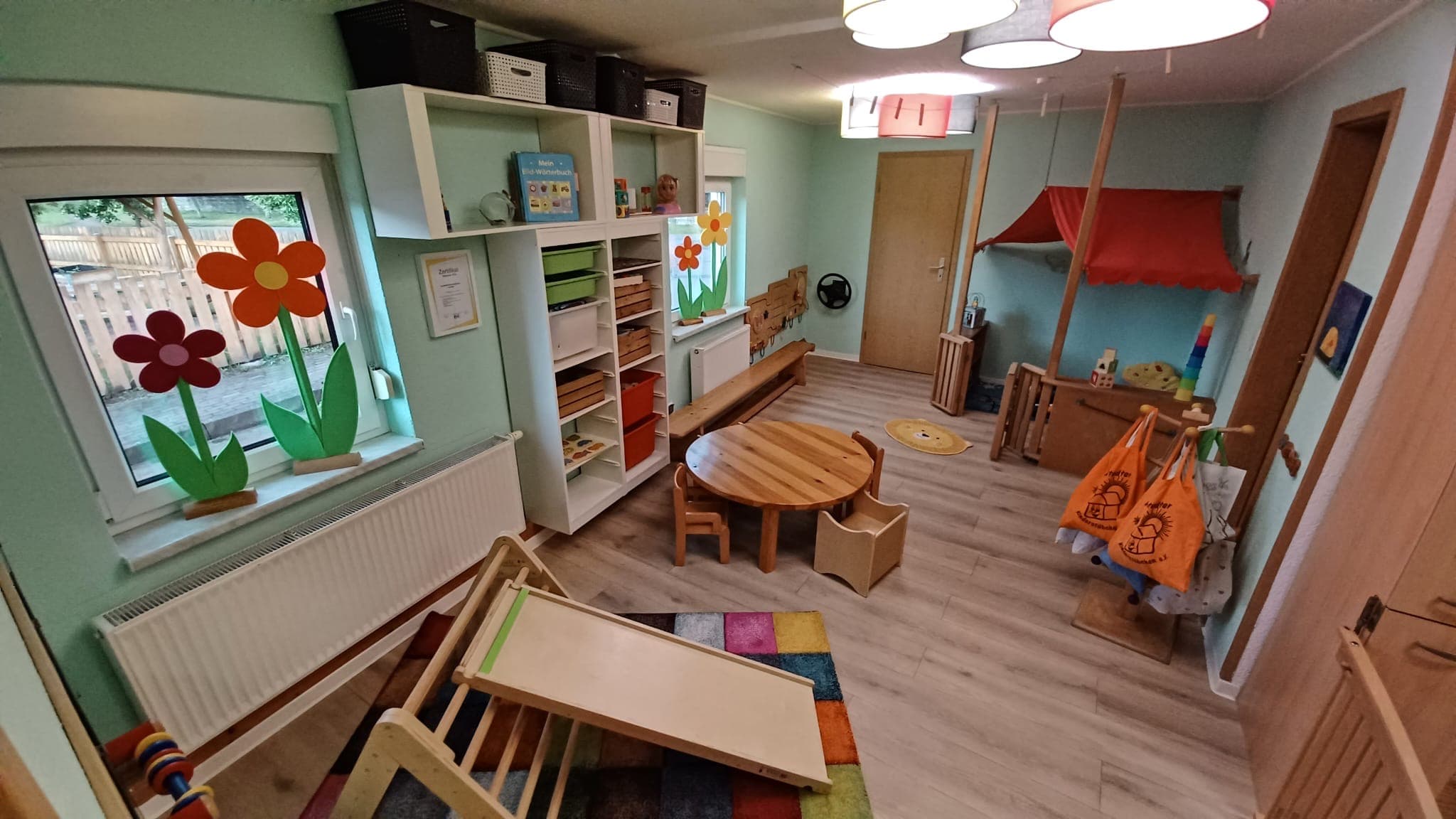 Unser Spielzimmer mit Pikler-Dreieck, Lese-Ecke und Fensterdeko